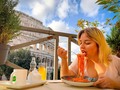 No sabía que ponerme y ME PUSE A COMER PASTA jijij. Acá intentando hacer la foto con el top poco favorecedor, fue una locura lograr esta foto sin mostrar las partes, para muestra foto 2.  A veces no notamos lo afortunados que somos hasta que hacemos una pausa. Amo esta ciudad, amo viajar, los amo a ustedes. Les deseo lo mejor siempre, gracias por acompañarme en cada etapa⭐️✨. . . . . . . . . . . . . #roma #girlpower #pastalover #curvygirl #chubby