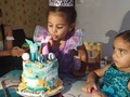 Está sirenita hoy cumplió 4 años. Y con todo y cuarentena lo festejamos en casa. ¿Como no celebrar la vida de una niña tan linda como está? Y antes que vengan a decir que las medidas de prevención y bla bla bla ... Solo estuvimos en casa las personas que vivimos acá y su mejor amiga que vino con su mama y llegaron con tapabocas y Guantes.  El año pasado no celebramos el día de su cumpleaños por los apagones. Tiene 4 años... No nos pidan pasar otro cumpleaños es la oscuridad!  PD: La sirenita es mi Sobrina Camila #LaCumpleañera y Elsa es su mejor amiga MIA. Tarde de princesas