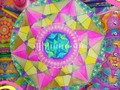 ¿Cómo estar presente a través de la conexión con la geometría sagrada y el coloreado?. Si esta que vibra contigo, es posible que sea asertiva para ti en un momento donde requieras gestionarte, regularte, o simplemente drenar.  La geometría sagrada, su diseño y coloreado no es un momento distractor, de evasión o para negar cómo te sientes, por lo menos desde el enfoque ñ, metodología que le doy y como te lo presento, puede ser un momento de conexión contigo y lo que vives para dejar salir, para expresar, reconocer y aceptar, sin juicios, ni culpas lo que sientes y cómo te sientes.  Una forma de llevar a cabo este momento contigo a través de la estructura y el color es hacerlo con la intención de estar para ti, sin expectativa, exhorta a la contemplación, que el propósito esté libre de condicionarte, sobre todo eso. ¿Como saber si estas condicionando lo que quieres expresar por medio de esta herramienta? ⚫Cuando piensas mucho en los colores a usar. ⚫Cuando estas más pendiente en combinar tonalidades y en la estética y resultado final. ⚫Cuando usas solo los colores que te gustan. ⚫Cuando usas tonos impregnándole significados. “No controles lo que sientes, con el tema de la elección de colores, date el permiso de expresarlo”  A pesar de que los colores tienen una incidencia emocional y en tu estado de ánimo, para los casos donde se presenta ansiedad, rabia, tristeza, frustración, miedos, confusión, inseguridades, lo mejor es fluir con lo que elijas y sobre todo como resulte.  La geometría sagrada desde el enfoque terapéutico le importa que transites y experimentes el proceso más que como elijas caminarlo, el recurso esta para ti. • Estamos para servirte y colaborarte. 🔸A través de clases de Despertar Geometría si lo que quieres es aprender a diseñarla. 🔸A través del coloreado por  medio de guías digitales. 🔸A través de sesiones personalizadas con estructuras diseñadas especialmente para lo que vives.  O también que esta información pueda servirte de guía si tu diseñas tus propias estructuras o tienes la oportunidad de imprimir y descargar diseños preestablecidos.  Enlace en mi bio para informacion. Con cariño Marielba ✨ • #ALMArielba #MarielbaGeometria