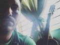 Extrañar mi país y la tierra donde nací, hizo que!! desde el primer momento que salí a otros rumbos comprara un boleto de vuelta !!!  Y hoy estoy aquí en el mismo cuarto pero con otra realidad, una guitarra rota me acompaña,con el sonido del cantar de las aves de fondo ya que no tengo electricidad, aprender a caminar bajo el sol inclemente de 33 grados ya que no hay gasolina para poder pasear, me llévare de vuelta los abrazos de amor que jamás se compraran con dinero, me llévare la empatia full, queda mucho que hacer !!! Te amo Venezuela te amo ciudad ojeda, por que estas sonrisas valen oro 💛♥️🇻🇪