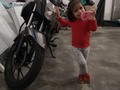 Posando con moto ajena 😂😂😂