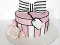 Luxury cake. Para una hermosa Dama . Una torta de lujo.. elegante. @marycaya_cakes . . . #luxurycakes #bolomenina #bolochic #elegantcake #cartagenabakery #reposteriacreativa #reposteríacartagena #tortastematicas #tortasencartagena #tortaspersonalizadas #redmeinspira #gumpaste #fondantcake #fondantart #chocolovers #cakechocolate