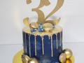 Navy blue and golden dripcake.  Luxury cake.  Elegante dripcake azul naval y dorado. @marycaya_cakes cake designers  Diseño Original . . #luxurycakes #goldencake #dripcake #dripcakecartagena #cartagenabakery #reposteriacreativa #reposteríacartagena #tortastematicas #tortasencartagena #tortaspersonalizadas #redmeinspira #gumpaste #fondantcake #fondantart #galletas #cakepopsdelujo