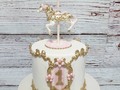 Carousel cake !! Torta de Carrusel para una pequeña princesa en su primer año  @marycaya_cakes cake designers . . #carruselcake #tortacarruseñ #cartagenabakery #reposteriacreativa #reposteríacartagena #tortastematicas #tortasencartagena #tortaspersonalizadas #redmeinspira #gumpaste #fondantcake #fondantart #bakingdreams #vainillaconarequipe