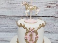 Carousel cake !! Torta de Carrusel para una pequeña princesa en su primer año  @marycaya_cakes cake designers . . #carruselcake #tortacarruseñ #cartagenabakery #reposteriacreativa #reposteríacartagena #tortastematicas #tortasencartagena #tortaspersonalizadas #redmeinspira #gumpaste #fondantcake #fondantart #bakingdreams #vainillaconarequipe