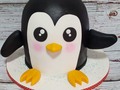Pinguin cake !!! Para un amante de los pinguinos en su cumpleaños.  Torta modelada 100%comestible.  @marycaya_cakes cake designer . . #pinguincake #pinguincakes #tortapinguino #cartagenabakery #pinguinlovers #cartagenabakery #reposteriacreativa #reposteríacartagena #tortastematicas #tortasencartagena #tortaspersonalizadas #redmeinspira #gumpaste #fondantcake #fondantart #bakingdreams #naranjaconsemillasdeamapola #luxurycakes