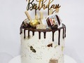 Chocolate dripcake!! Para los amantes del chocolate...llego esta exposición de sabor. Torta de #cookiesandcreamcake con relleno de nutella. Mi topper cake de @danielle_desing  Las bases para mis tortas @nameyourcaketoppers y en esta ocasión todos los chocolates @pauladagerpartysupplier  #dripcakecartagena #chocolovers🍫 #nutellacake #nutellalovers #cakeartdecorating #cartagenabakery #reposteriacreativa #reposteríacartagena #tortastematicas #tortasencartagena #tortaspersonalizadas #redmeinspira #gumpaste #fondantcake #fondantart #bakingdreams