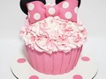 Minnie Mouse Big Cupcake! #marycayacakes #marycayacakestyle #cakeart #cakeartdesign #minniemousecake Minniemousebigcupcake #cartagenabakery #tortasencartagena #cakescartagena #tortaspersonalizadas #reposteriadelujo #tortasdediseño #bakingdreams