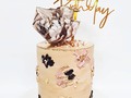 Romántica.. delicada .. elegante y a la vez sencilla..son los adjetivos que describen esta torta. Un honor ser cómplices de nuestros clientes y amigos para sorprender a sus seres queridos @aurareventos #cakeart #marycayacakes #marycayacakestyle #cakeart #cakeartdesign #cartagenabakery #tortasencartagena #cakescartagena #tortaspersonalizadas #reposteriadelujo #tortasdediseño #naranjaconsemillasdeamapola #luxurycakes