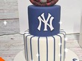Un año más acompañando a Santy en su cumpleaños.. esta vez de su equipo favorito. @yankees  Un honor hacer parte cada año de sus celebraciones especiales!!. Torta mármoleada de vainilla con chocolate y relleno de arequipe. #yankeescake #tortayankees #yankees #cartagenabakery #reposteriacreativa #reposteríacartagena #tortastematicas #tortasencartagena #tortaspersonalizadas #gumpaste #fondantcake #fondantart #bakingdreams #tortadechocolate #marycayacakestyle