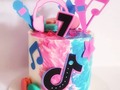 Tik tok Cake... definitivamente el tema del momento. Antonella celebró sus 7 años con esta maravillosa y colorida torta. @lilita.posso @eventosjhonnyjimenez  #tiktok #tiktokcake #cartagenabakery #reposteriacreativa #reposteríacartagena #tortastematicas #tortasencartagena #tortaspersonalizadas #cakeart #cakeartdesig #cakeartistry #cakeforlife #bakingdreams #tortadechocola