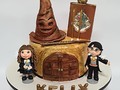 Harry Potter Cake Theme!! Esta nuevamente muy de Moda y fue el tema escogido para sorprender a Kelly en su cumpleaños.  #harrypotter #harrypottercake #harrypottercakepops #cartagenabakery #browniesmelcuchudos #browniepaletascartagena #cartagenabakery #tortasencartagena #tortaspersonalizadas #gumpaste #fondantcake #fondantart #bakingdreams #tortadechocolate #cakeartdesign #cakeartist