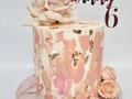 Gold Rose Cake !! Elegante y sofisticada torta en tonos oro y palo de Rosa . Una solicitud muy especial hecha de larga distancia..y muy contentas y satisfechas de haber logrado llenar y hasta superar las expectativas de nuestra clienta. #goldrosecake #cartagenabakery #signaturestyle #tortastematicas #cakeforlife #cakeart #cakeartdesig #cakeartistry #cartagenabakery #reposteriacreativa #reposteríacartagena #tortastematicas #tortasencartagena #tortaspersonalizadas