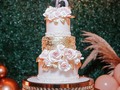 Para una princesa en sus 15 años.. una torta de ensueño. Luxury cake. @marycaya_cakes cake Designers.  @eraseunavezdecoraciones decoracion. . . #luxurycakes #elegantcake #15años #tortadelujo #torta15años #cartagenabakery #reposteríacartagena #luxurybakery #homemadebakery #cakespersonalizados #cakescartagena #signaturestyle #bakingdreams #cartagena #marycayacakestyle #marycayacakedesigner