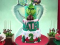 Grinch Party! Acompañamos a Mateo y su familia en la celebración de su cumpleaños #2 con una temática muy especial.  Decoración @eraseunavezdecoraciones  Cake @marycaya_cakes  Postre @marycaya_cakes  Galletas @maropies_09  #trabajoenequipo #grinch #grinchparty #cartagenabakery #cakescartagena #browniescartagena #cakepops #shots #shotscartagena #signaturestyle #hechoconamor