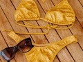 Un bikini dorado es un clásico que nunca pasa de moda ya que es un color que resalta el bronceado y que se ve muy bien en pieles bronceadas y cálidas.🥰  Si tienes una piel cálida, este bikini dorado te quedará espectacular, ya que realzará tu piel y le dará un brillo extra.👆😉  ¿Lo Deseas?.😍  Realizamos envíos nacionales e internacionales.🌎📦  Somos tienda Virtual, haz tu compra escribiéndonos por #Dm o vía #whatsapp ingresando a través del enlace que se encuéntra en nuestra bio.👆  #trajedebaño #Venezuela #Damas #anzoategui #fabricadetrajedebaño #diseñodetrajedebaño #tallapluss #viernes