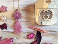 Los detalles simples y sencillos, cuando se saben llevar, resaltan la elegancia💁‍♀️ 🌸 . 🌸 Nuestro Medallón Lucy es una pieza diseñada con sencillez pero con la finalidad de que complemente tu #outfit y le de ése toque final para que luzcas perfecta😚 🌸 . 🌸 #mavaaccesorios #medallón #collar #guilty #valencia #tassel #pink #rose #collar