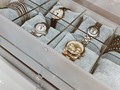 SWISS 2.0 IS ALIVE ✨💛 Organiza, cuida y guarda 8 relojes y 8 lentes de la forma más práctica y linda.  Incluye 8 almohadillas en velvet. . #MateOrganizer #organizer #deco #watchbox #sunglasses #organized #acrylic #girl #orden #mexico #organizacion #classy #marble #marmol #love