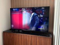 Antes y después de un nichito para Tv! 📺 Es tiempo de renovar tus espacios!!! ✨🖤  - Tendencia de lambrines decorativos, muebles en enchapados naturales y cubiertas en mármoles. Amamos 🫶🏼