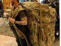 Puedo llevar tantas cosas como quiera en mi mochila - para mas chistes: Click aqui