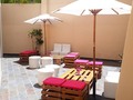 Mobiliario #lounge de #paletas con #puff tradicionales y #sombrillasthai para #piscinada de fin de curso #piscinada #reu #loungeparty