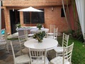 Mesas blancas modelo Siracusa con sillas chivarry blancas ideales para meriendas, reuniones familiares, celebraciones íntimas, tardes de té y más. #mesasblancas #sillaschivarry #alquilerdemobiliario