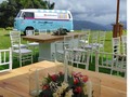 Mas detalles de la boda de Vane y Jose en @casamirador.ccs #mesasdepaletas #sombrillasthai #sillaschivarry #lucesvintage #centrosdemesa #zonalounge #bodasdedia #bodasvintage. Al fondo el food truck de @santaburgerve #bodasoriginales #bodasinolvidables
