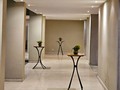 Mesas cocteleras, cristalería, mesoneros, pasapalos y arreglos florales para brindis de la Embajada de Brasil #eventoscorporativos #brindis #agenciadefestejos