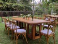 Mesas country, sillascrossback, sombrillasthai, la combinación perfecta para un almuerzo de Comunion en familia #sillascrossback #mesascountry #mesasdepaletas #fiestasenjardi es #alquilerdemobiliario #alquilerdemesasysillas #mesoneros #alquierdecristaleria #alquilerdesombrillas #alquilerdetoldos