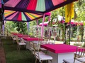 Mesas tapizadas de colores para fiestas infantiles #arcoiris. Variedad de colores en Mesas, toldos, tamaños. Distintos modelos de sillas a tu disposición.