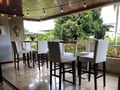 Mesas, sillas altas, delicados arreglos florales y luces vintage para una celebración íntima entre Familiares y amigos #graduacion #graduationparty