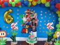Nicolás feliz con su torta de Super Mario
