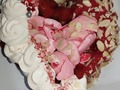 Torta red velve almendras y troceado de macarrones #redvelvet #corazon #cakeart #cakelover #cakedecorator #torta #almendras #riohacha #guajira
