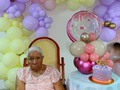 Y los cumplió muy feliz la gran Elvira, Dios la bendiga
