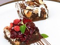 Te presentamos Besos de chocolate rojo y blanco de @mia_reposteria_riohacha, una locura de postre 😍  🔘 2 brownies melcochudos  Blanco 🔘 Topping de masmellows  🔘 Chips de galleta 🔘 Almendra fileteada   Rojo 🔘 Mermelada artesanal de frutos rojos 🔘 Salsa de masmellows  Por sólo 9k durante el festival 🔥  📲Pide al 3002654197 📍 Carrera 5 # 9-37 (para recoger) ⏰ 8am - 7pm