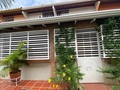 💥OPORTUNIDAD, Negociable 100% 🎁  📍 CONJUNTO RESIDENCIAL KARUACHI, JARDINES DE ALTO BARINAS.  🔺 04 hab. 🔺 03 baños 🔺 Cocina empotrada con tope en granito: nevera y horno. 🔺 Juego de sala y comedor. 🔺 Áreas sociales: parrillera con toldo y sillas. 🔺 Estacionamiento amplio. 🔺 Área de servicio con lavadora y secadora. 🔺 Tanque subterráneo y aéreo con hidroneumático. 🔺 Camas y mesas de noche.  PRECIO ESPECIAL: 38.000 🎁