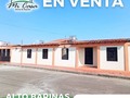 EN VENTA. DISPONIBLE HERMOSA CASA A PUERTA CERRADA. 📍 Gran Jardín 2, Alto Barinas Norte.  LA CASA SE ENTREGA COMPLETAMENTE EQUIPADA.  ▪️ 3 Habitaciones con closet de madera, maletero y aire acondicionado. ▪️ 2 Baños. ▪️ Cocina equipada, empotrada con tope de granito y estante de madera, mesón para desayunar, horno eléctrico, nevera, campana y tope de gas. ▪️ Juego de sala y juego de comedor. ▪️ Área de servicio con lavadora automática y barra en granito. ▪️ Planta eléctrica y tanque subterráneo de 5.000 L hidroneumático. ▪️ Área social con: juego de muebles, área de cocina con tope de granito rustico y nevera ejecutiva. ▪️ Anexo con 1 baño privado. ▪️ Estacionamiento amplio para 4 vehículos aproximadamente con portón eléctrico. ▪️ Cerca eléctrica. ▪️ Servicio de WIFI thundernet e intercable. ▪️ Calle cerrada con portón eléctrico.  PRECIO ESPECIAL: 50.000  • Neyda Coronado - Gerente de ventas. 📲 0414-4107455  • Janette Díaz - Departamento Legal. 📲 0414-5684733  •Oficina Central: ☎️0273-5412952  #casasenventabarinas #inmueblesenventabarinas #inmobiliariabarinas #inmobiliariasbarinas #bienesraicesbarinas #bienesraicesvenezuela #ventadeinmueblesbarinas #tonwhousebarinas