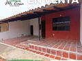 DE OPORTUNIDAD. 📍 Urb. Don Simón, Alto Barinas Sur.  AHORA CON NUEVO PRECIO: ANTES: 16.500$ AHORA: 15.500  A estrenar liberada. - Metros Cuadrados de Construcción: 180 mts2 - Metros Cuadrados de Terreno: 180 mts2  Se distribuye de la siguiente manera: - 03 Habitaciones - 02 Baño - Área de Lavado - Cocina - Sala. - Comedor - 02 Puestos de Estacionamiento  - Tanque de Agua Subterráneo y Aéreo  - Estacionamiento Techado y piso en caico. - Cocina Moderna Empotrada, Equipada con Campana, Horno y Nevera Nuevos - Piso en Cerámica  - Nunca Habitada    🕋 Plus: - Excelente Zona - Seguridad Privada las 24 Horas - Cercana a Bancos, Centros Comerciales, Supermercados, Panaderías, Farmacias y Centros de Salud.  •Neyda Coronado 📲0414-4107455  •Janette Díaz 📲0414-5684733  •Oficina Central: ☎️0273-5412952  #inmueblesbarinas #casasenventabarinas #inmueblesenventabarinas #agenteinmobiliariobarinas #asesorinmobiliariobarinas #corredorinmobiliariobarinas #inmobiliariabarinas #inmobiliariasbarinas #bienesraicesbarinas #bienesraicesvenezuela