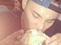 A noche rompiendo la dieta #hamburguesa y ella sorprendida 😱😱😱😁😁😁