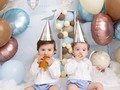 It’s cake time 🍰👶🏻👶🏼  Thank you for all the birthday wishes 🤍🤍  📸 pictures @burbujavisualperfecta  🎈decorations @theballoonstudio 🤍 outfits @lilileyba  🍰 cake @michis   #smashthecake #twins #1yearold