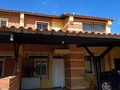 . INMUEBLESFARRO.COM VENDE: Lindo Town House de Esquina, en la Urbanización Los Samanes, avenida Los Próceres Palma real Tipuro, zona de gran desarrollo comercial y residencial. Consta de dos (2) niveles con un metraje de 215 mts² de terreno y construcción, diseñado con acabados de primera. Distribuida de la siguiente manera *Planta baja:* Amplia Sala, Comedor, Family Room, Estudio, Medio baño, Cocina moderna de alto brillo con tope de cuarzo negro, Piso de Porcelanato, Lavadero, Habitación de servicio con baño incluido en obra limpia, Patio con baño en obra limpia, Área de depósito, Estacionamiento para 02 vehículos. *Segundo nivel:* 1 Habitación principal con vestier y baño, 2 Habitaciones auxiliares con clóset y 1 baño compartido, Sala star. Town House ubicado en frente de área social con churuata, parque infantil. Zona de revaloración, de fácil acceso a comercios, colegios, Gym, panadería, farmacias, transporte público. Vigilancia privada las 24 horas. Documentos en Regla, Libre de hipoteca, Listo para Firmar  *Cuarta Habitación con baño en obra gris*  *Inventario de Mobiliario dentro del precio*  ✔️ *Cocina Empotrada con todo:* Horno, microondas, nevera de dos puertas, tope a gas y tope eléctrico, 5 sillas del desayunador  ✔️ *4 aires acondicionados* Uno (1) de 5 toneladas en planta baja, uno (1) de 18 BTU, dos (2) de 12 BTU  ✔️ *Lámparas Decorativas* de todo el inmueble  ✔️ *Servicio de Internet*  @franquiciasfarro @inmobiliariafarrojuanico