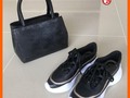 Perfecto para días como hoy 🥰 pídelos igual o en el color que desees. #solocuero • • #calzado #bolsos #cuero #mila #texturas #grabado #negro #dorado #hechoamano #colombia #leather #handmade #tenis #solocuero