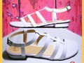 Delicadas, cómodas y en uno de los tonos que debes tener siempre en tu armario. Pídelas igual o en el color que desees #solocuero  • • #sandalias #mila #delicado #blanco #tiras #comodidad #leather #handmade #hechoamano #calzado #calzadomila #colombia