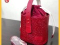 MiniBags para toda ocasión, llévalo como bolso de Mano para un evento especial o cómo manos libres en un día Casual #solocuero  • Pídelo en el color que más te guste.  • • #minibags #cuero #grabado #textura #rojo #manoslibres #solocuero #handmade #colombia #leather