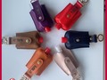 Prác Porta Gel o Alcohol con hermosos colores para llevar en el pantalón, bolso o a la mano 🥰 #solocuero  • • #portagel #portaalcohol #cuero #colores #prac #leather #handmade #hechoamano #colombia