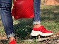 Perfectos para este fin de semana que comienza 🥰 Tenis y Manos Libres Mila❤️ pídelos igual o en el color que desees #solocuero  • • #calzado #bolsos #manoslibres #cuero #leather #colombia #rojo #handmade #hechoamano #solocuero #bolsosencuero #calzadoencuero