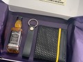 Box 1: Billetera + llavero + whiskey (50 ml) o Bolsa de Café Juan Valdez + caja personalizada.   Puedes personalizar tu llavero con el nombre o logo.  Escríbenos y te mostramos todas las opciones para Papá en esta fecha especial.   • • Dale like, guarda o comparte con alguien que le pueda interesar.  • • #solocuero #billetera #hombre #padres #regalos #llaveros
