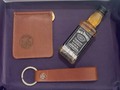 ✅Box 2:  Portabilletes o tarjetero  + Llavero + wiskey (50ml) o Bolsa de Café Juan Valdez + caja personalizada   Puedes personalizar tu llavero con el nombre o logo.  Escríbenos y te mostramos todas las opciones para Papá en esta fecha especial.  • • Dale like, guarda o comparte con alguien que le pueda interesar.  • • #solocuero #potabilletes #hombre #padres #regalos #llaveros #tarjeteros