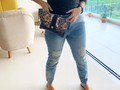 Hermosa combinación para tu MiniBags 🖤🌼 pídelo igual o en el color que desees #cuero . Puedes usarlo como Canguro o llevarlo como manos libres 🔜 desliza las fotos