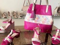 Lunes de colores 🥰 feliz comienzo de semana.   #bolsos #cuero #calzado #fucsia #color #sandalias #flores #solocuero